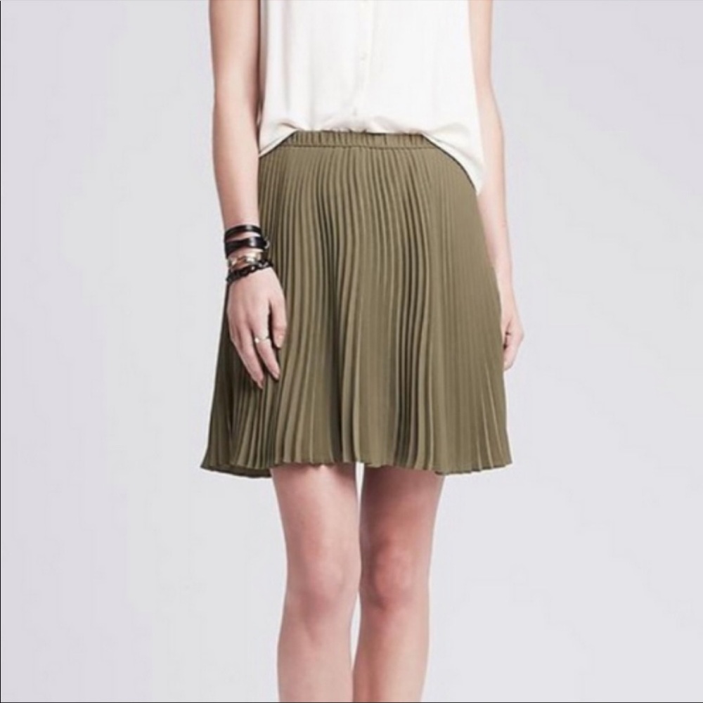 Banana Republic Pleated Midi Skirt, lined, never worn, Size 4 in olive.